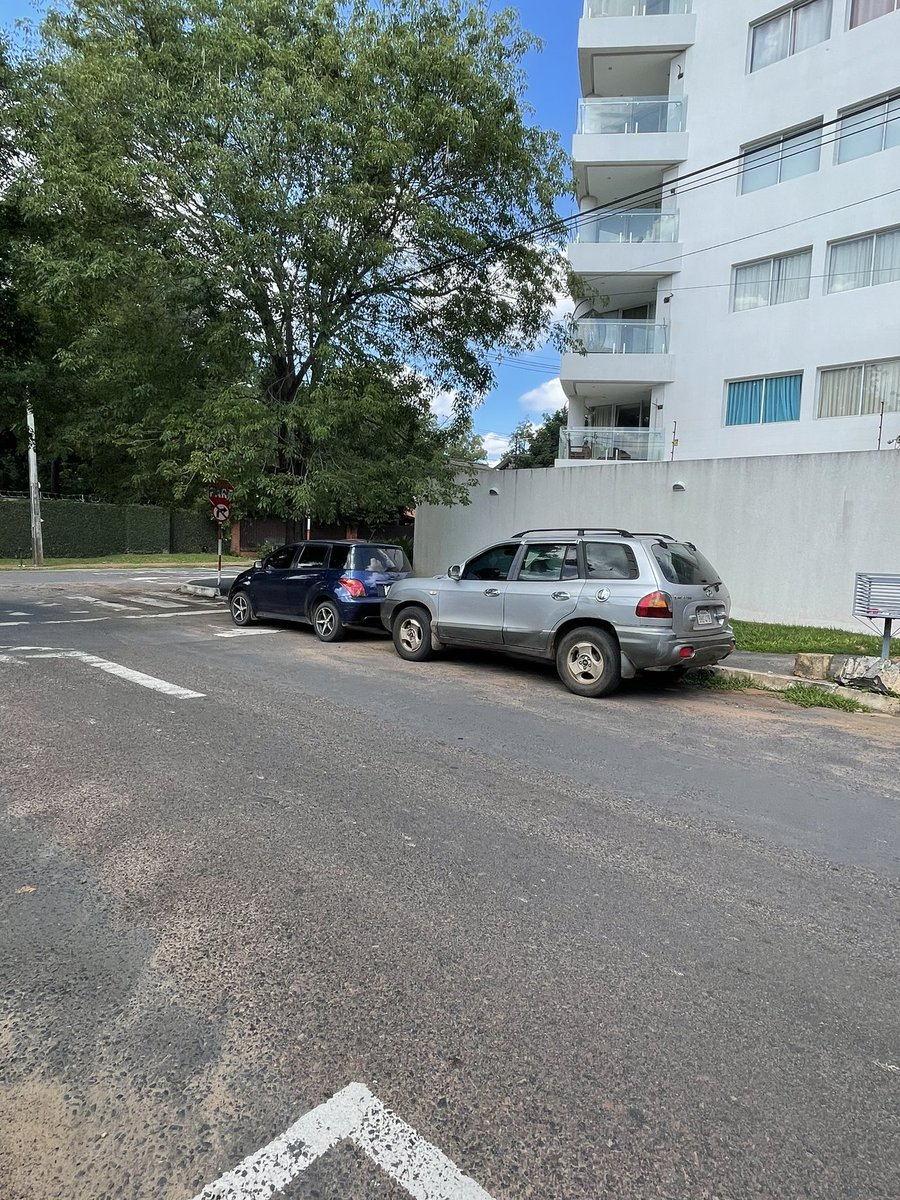 tatomussi's tweet photo. @juanvillalbapy Andrade y escurra ambos lados estacionados https://t.co/hymk3c5loc