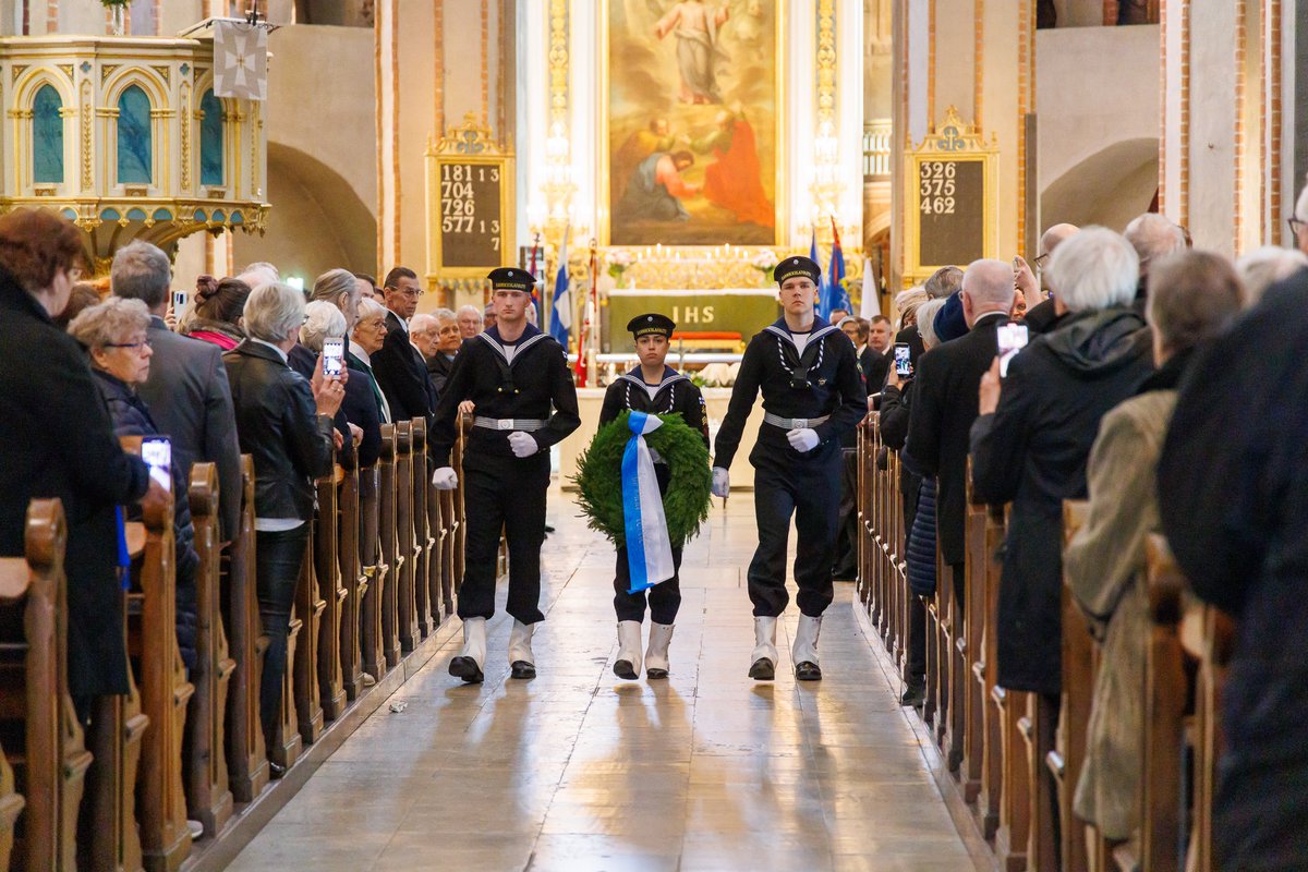 Kansallista veteraanipäivää vietettiin tänään Turussa. Meidän on hyvä tuntea historiamme. 'Kertokaa lapsenlapsille lauluin. Himmetä ei muistot koskaan saa.' Suomesta on rakennettu oikeudenmukaisuutta ja rauhaa edistävä kansalaisyhteiskunta. #veteraanipäivä arkkipiispa.fi/puheet/karsiva…