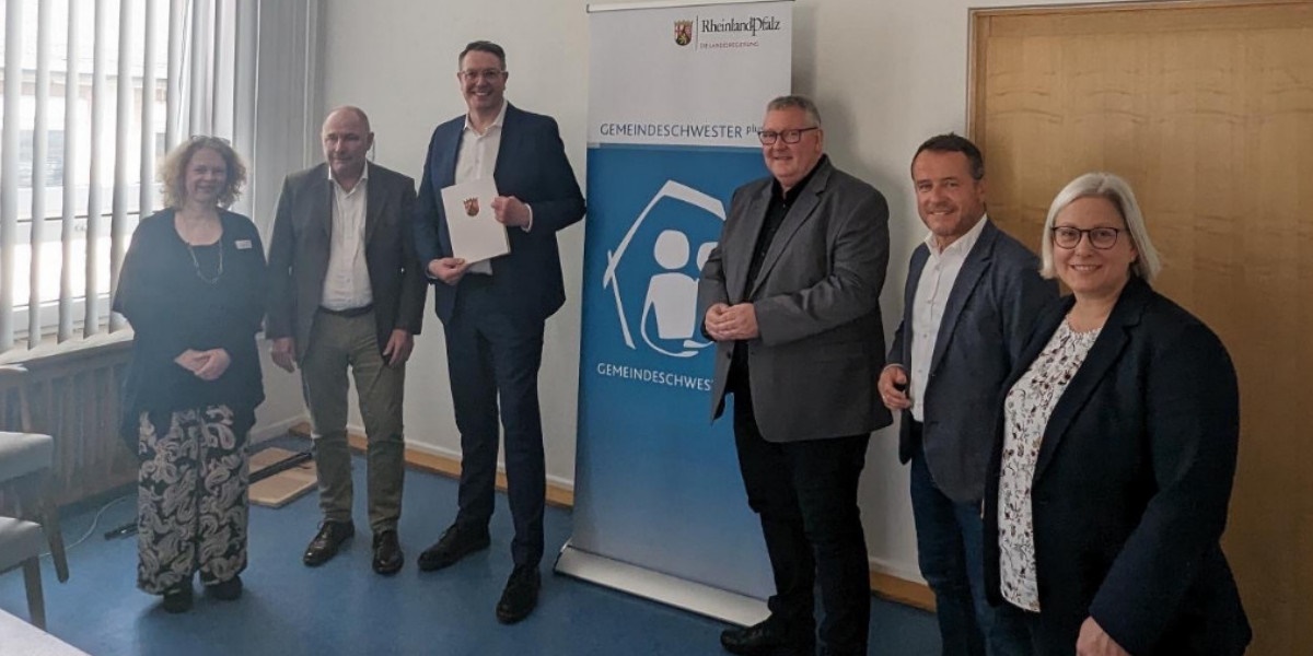mastd_rlp's tweet photo. #GemeindeschwesterPlus kommt nach #Worms! Dafür überreichte @Alex_Schweitzer heute einen Zuwendungsbescheid für Landesfördermittel: „Ich freue mich sehr, dass nun auch Worms den älteren Bürgerinnen & Bürgern dieses zugehende Angebot macht und Kümmererstrukturen ausbaut.“ https://t.co/8iJGXrTPs5