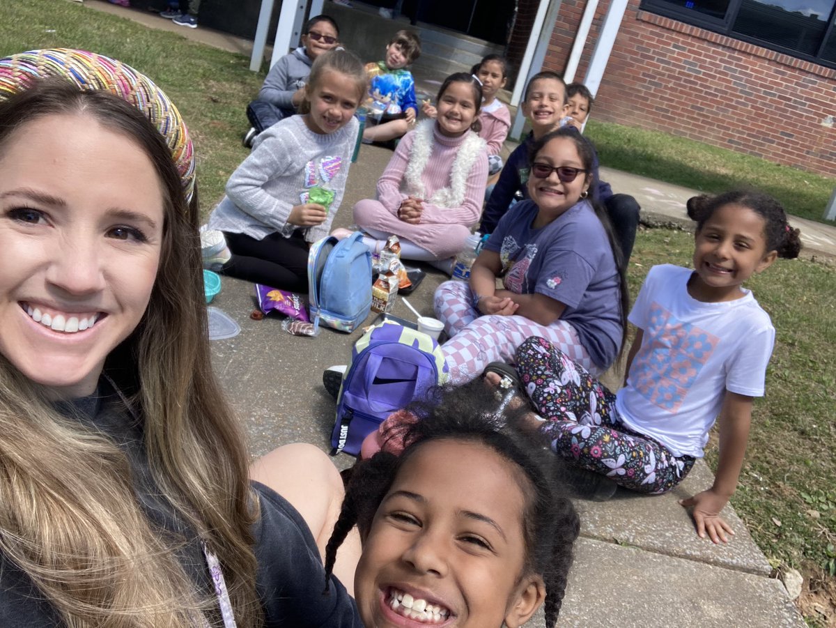 Lunch with the teacher picnic style this week! These friends earned a whole lot of dojo points to do this 💗