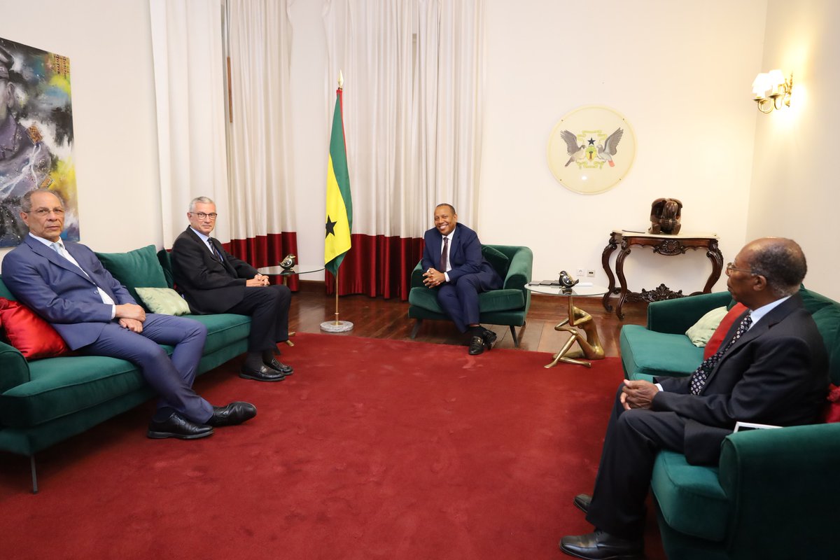 Sua Excelência o Sr. Primeiro-Ministro de São Tomé e Príncipe, Patrice Trovoada recebeu a comitiva do IMVF.
Agenda da Audiência
⚖️Fazer o balanço da ação do Instituto em São Tomé e Príncipe no âmbito dos projetos em curso nos setores da saúde, educação e agricultura.