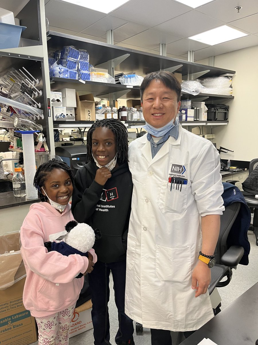 Having fun with my kids today @NIH @IRPatNIH 📚 #TakeYourChildToWorkDay  #TYCTWD #NCIFuture #MyNIHDay @NCIResearchCtr @NIH_OITE @NINDSnews #WomenInMedicine #WomenInSTEM @NCI_CCR_PedOnc