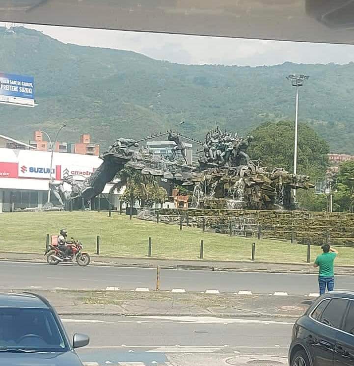 JulyVillabona's tweet photo. Se cayó parte del monumento a la Solidaridad de la Av. 3ra con 34. https://t.co/PgZRbznSJr