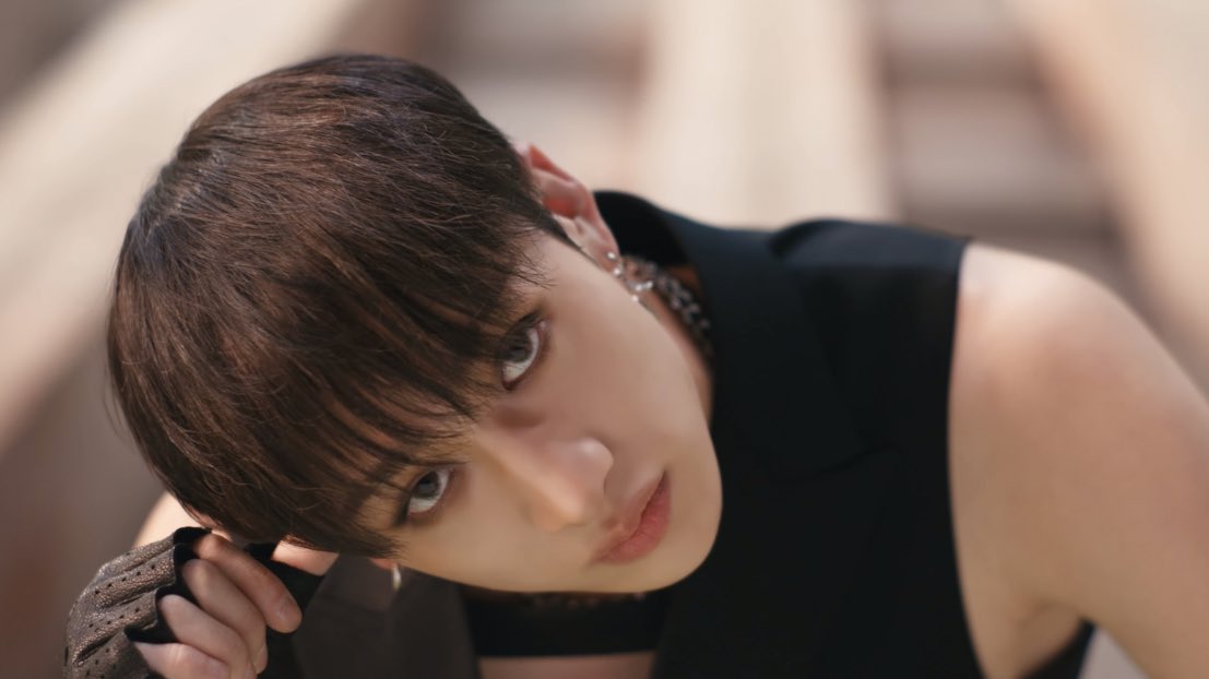lixpedia's tweet photo. oh we’re back to this hairstyle but in a hotter version i’m sick . https://t.co/Vf2A0Qsem7
