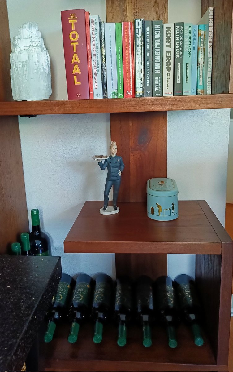 Care4Tops's tweet image. Morgen komt de fotograaf 📸Met de juiste boeken 📚, de juiste koeken 🍪🍪🍪 en een mooie wijn 🍷🍷🍷 moet ons huis zo verkocht zijn. #funda #huistekoop #alphenaandenrijn #makelaar