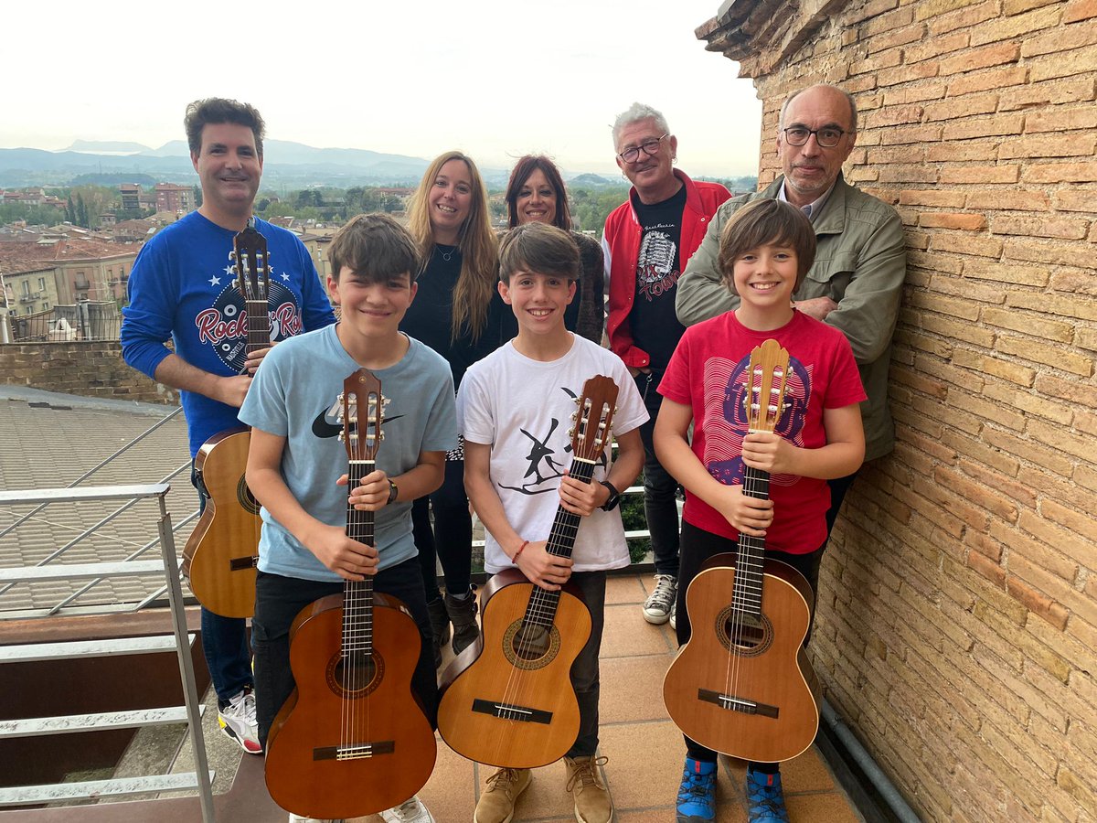 RadioManlleu's tweet photo. PODCAST ➡️@Backstagerm - 26 d'abril
El programa musical que està darrere els escenari🎸

🎼Ens visiten alumnes de l'Escola de Música de Gurb. Segons el nostre savi "són l'esperança del Rock and Roll"🤟

▶️https://t.co/LpsR0udOih https://t.co/n99xX0KD5T