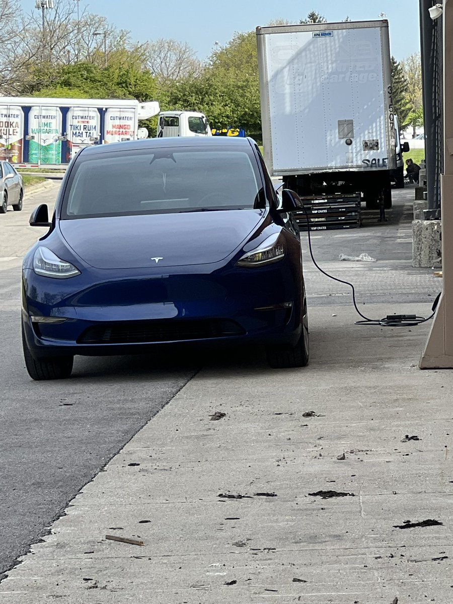 jtesla47's tweet photo. Taking lowes for everything they got before im outa here gimme those #kilowatts #Tesla https://t.co/wA35nULUvE