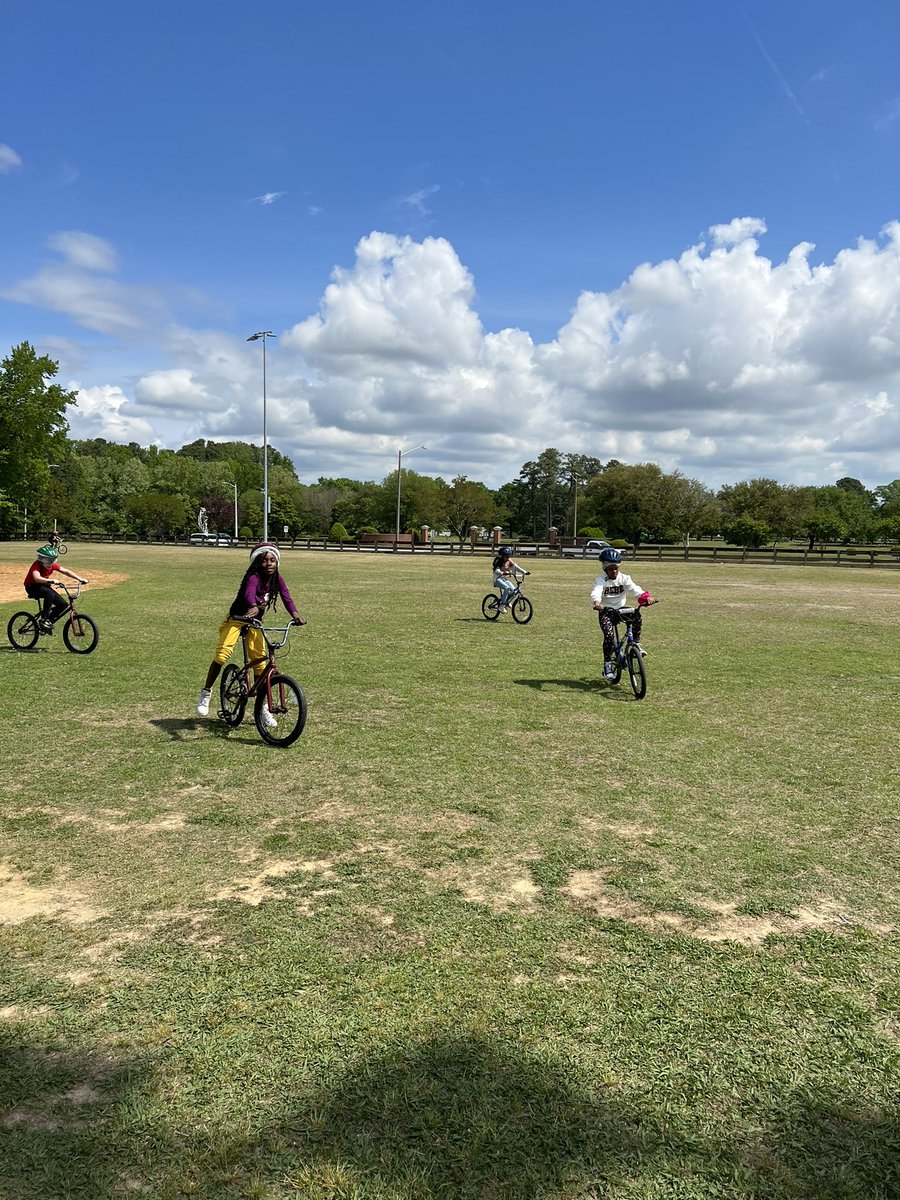 YatesElementary's tweet photo. Our 4th grade Yates Mates riding bikes in PE!!
#NNPSProud https://t.co/edoXMMIZpS