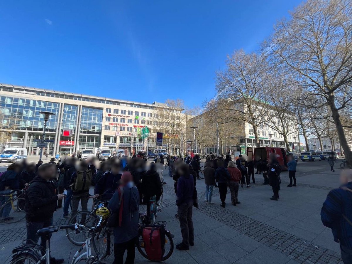 LinksjugendLSA's tweet photo. Unsere Demonstration ist soeben gestartet.
Es gab einen Redebeitrag und nun setzt sich der Demozug in Bewegung. #md2704 https://t.co/i6pFJlc891