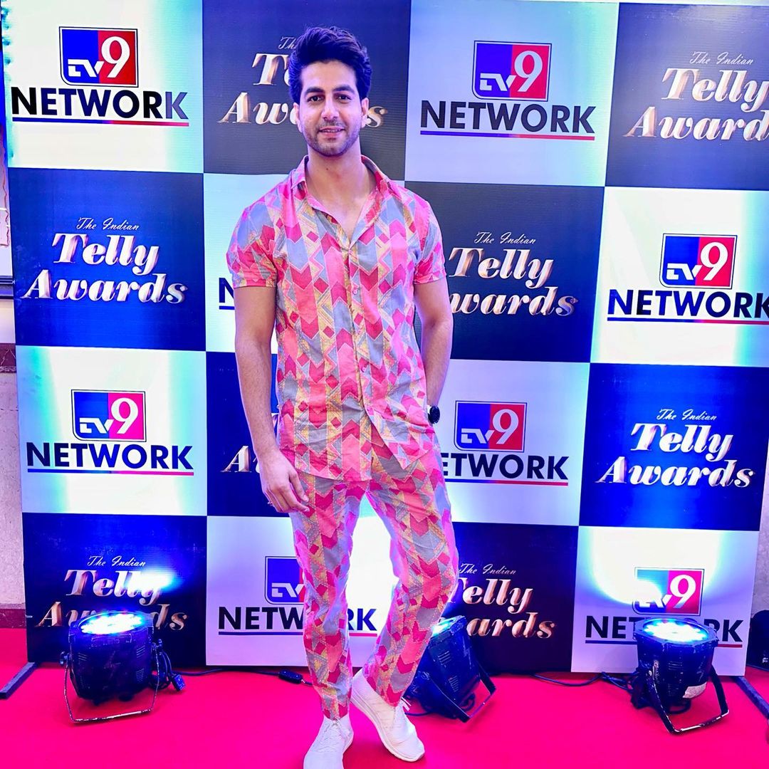 You are my favorite eyeCANDY 🤩 Actor #SahilPhull's colorful outfit did give some candy vibes 😋
.
.
Styled by : @verronicaraaichand Thank you veronica for making me look more handsome
.
.
#sahilphull #indiantellyawards #nominations #dostianokhi #sonytv #talkingbling