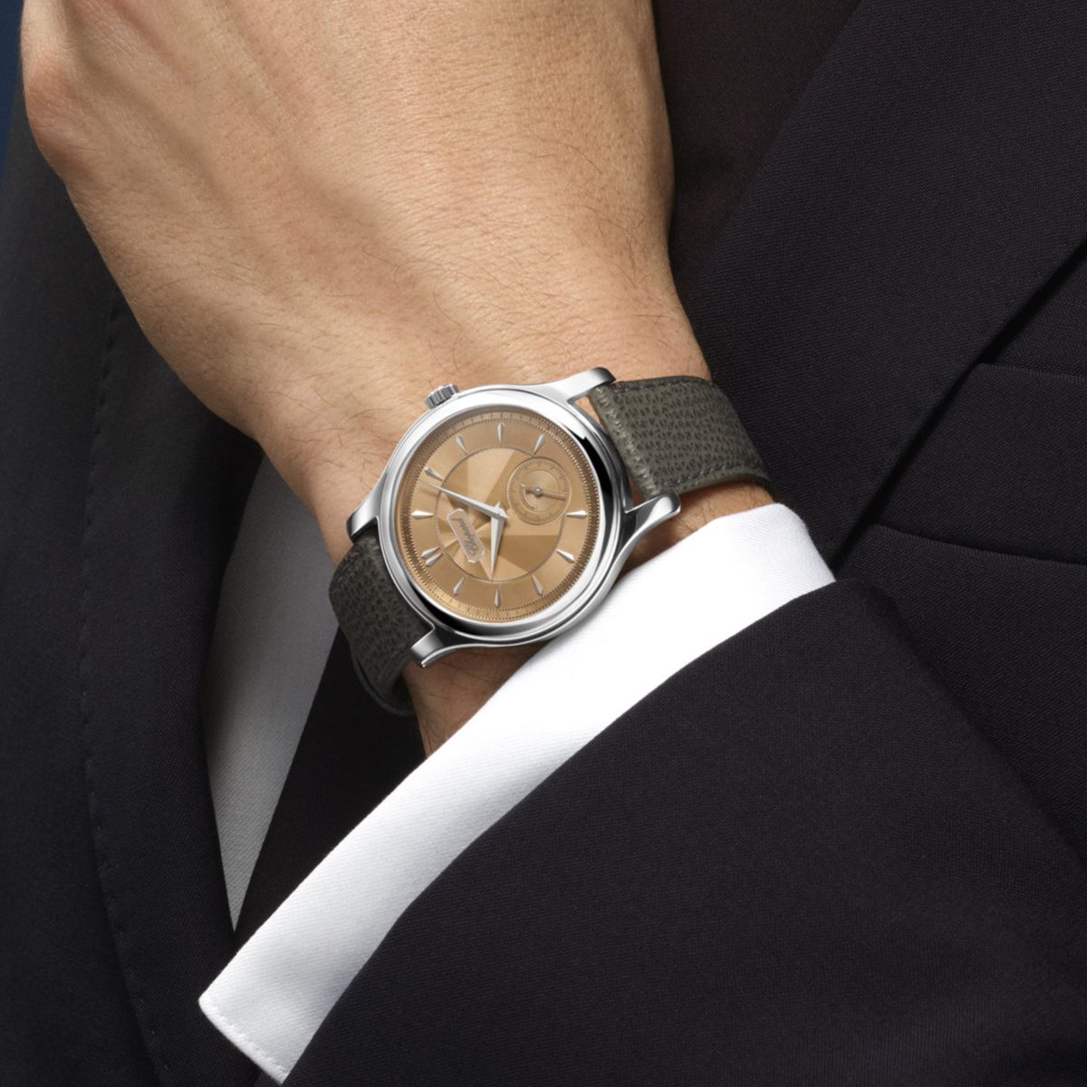 WatchTime's tweet photo. Timeless elegance meets contemporary innovation - introducing the newest addition to Chopard's L.U.C collection, the L.U.C 1860 with a striking salmon-colored dial and Lucent Steel case.
https://t.co/1DnJREDIFn
#Chopard #ChopardLUC #LUC1860 #WatchesandWonders https://t.co/ekEeo078RL
