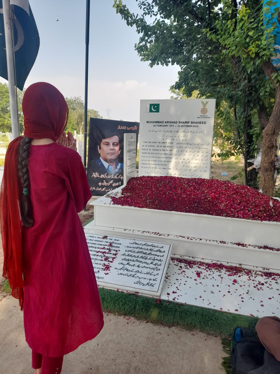 javerias's tweet photo. وقت کے فرعونوں دیکھ لو 
تم اس کو مار کر بھی مار نہیں سکے 
وہ جنت کا شہزادہ ہے 
شہید پاکستان ہے
لوگ آج بھی اس کی قبر پر فاتحہ خوانی کرتے ہیں 
پھول نچھاور کرتے ہیں 
تم اپنی قبریں گھروں میں بناتے ہو اور لاشیں چھپ کر دفناتے ہو
وہ زندہ رہے گا تم فنا ہوجاو گے
تمہاری یہ دولت طاقت تمہارے گلے کا طوق بنے گی