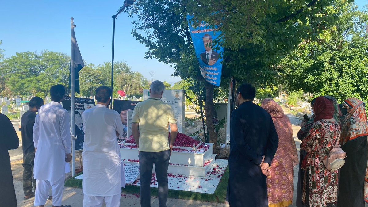 javerias's tweet photo. وقت کے فرعونوں دیکھ لو 
تم اس کو مار کر بھی مار نہیں سکے 
وہ جنت کا شہزادہ ہے 
شہید پاکستان ہے
لوگ آج بھی اس کی قبر پر فاتحہ خوانی کرتے ہیں 
پھول نچھاور کرتے ہیں 
تم اپنی قبریں گھروں میں بناتے ہو اور لاشیں چھپ کر دفناتے ہو
وہ زندہ رہے گا تم فنا ہوجاو گے
تمہاری یہ دولت طاقت تمہارے گلے کا طوق بنے گی