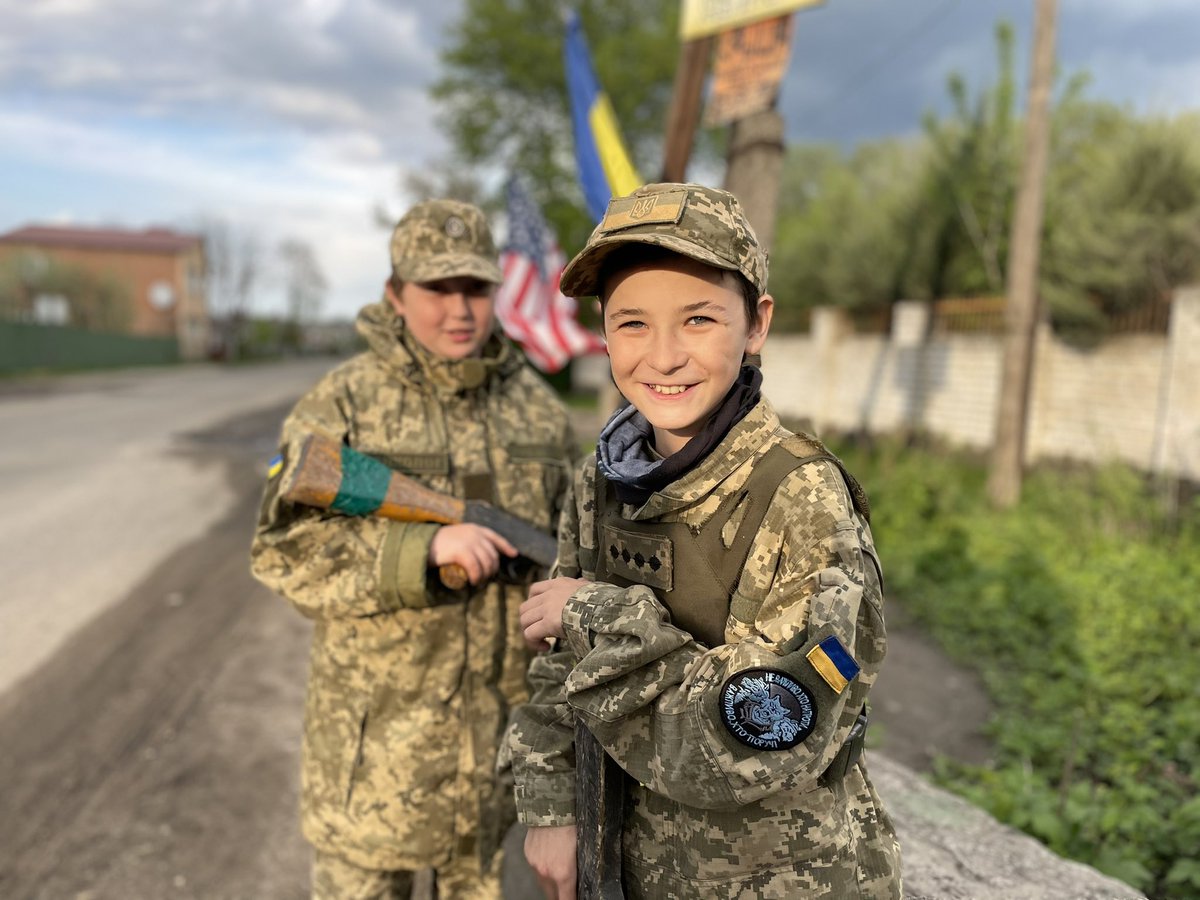 Stoppades vid en vägspärr i dag av generalerna Sasha och Sasha, 12 år gamla. ”Efter jobbet brukar jag dricka kaffe, eller latte och snart blir jag också pilot”, sa en av Sashorna.