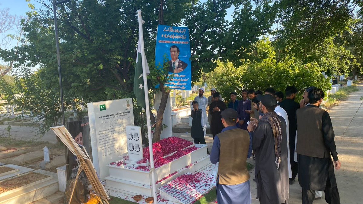 javerias's tweet photo. وقت کے فرعونوں دیکھ لو 
تم اس کو مار کر بھی مار نہیں سکے 
وہ جنت کا شہزادہ ہے 
شہید پاکستان ہے
لوگ آج بھی اس کی قبر پر فاتحہ خوانی کرتے ہیں 
پھول نچھاور کرتے ہیں 
تم اپنی قبریں گھروں میں بناتے ہو اور لاشیں چھپ کر دفناتے ہو
وہ زندہ رہے گا تم فنا ہوجاو گے
تمہاری یہ دولت طاقت تمہارے گلے کا طوق بنے گی