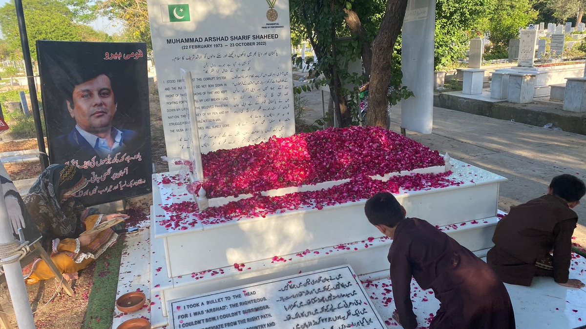 javerias's tweet photo. وقت کے فرعونوں دیکھ لو 
تم اس کو مار کر بھی مار نہیں سکے 
وہ جنت کا شہزادہ ہے 
شہید پاکستان ہے
لوگ آج بھی اس کی قبر پر فاتحہ خوانی کرتے ہیں 
پھول نچھاور کرتے ہیں 
تم اپنی قبریں گھروں میں بناتے ہو اور لاشیں چھپ کر دفناتے ہو
وہ زندہ رہے گا تم فنا ہوجاو گے
تمہاری یہ دولت طاقت تمہارے گلے کا طوق بنے گی