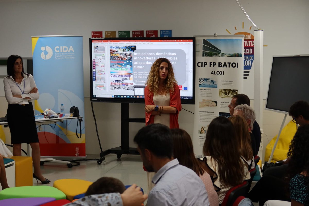 CIDA_gva's tweet photo. Vesprada d'experiències centres #FPValenciana:
👉@CIPFPMislata "Límit Zero Tours by Actiu" @EstornellMena🧳
👉Tirant lo Blanc Gandía "Instalacions domèstiques innovadores i sostenibles" Oscar Pascual🤖
👉@CIP_FP_Batoi "Veure't bé, sentir-te bé" Verónica Domènech💄
#WorkCafeCV https://t.co/RUdys6xUpa
