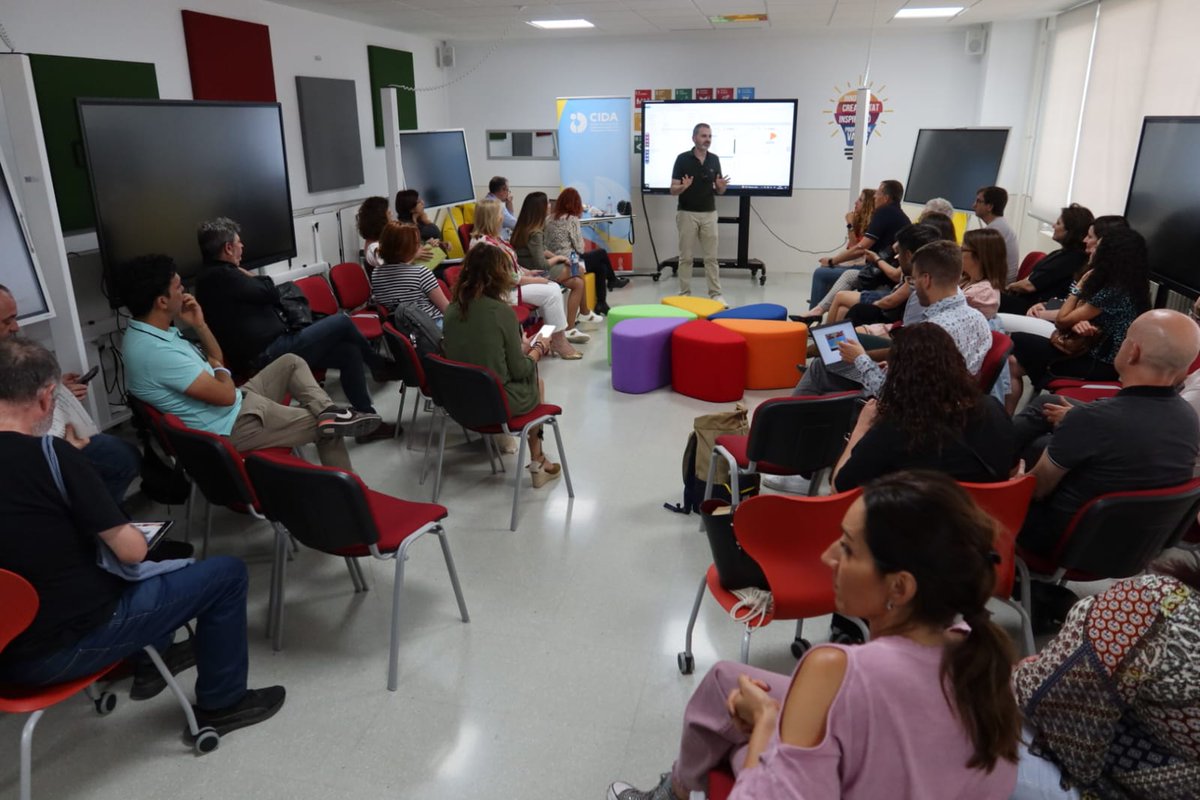 CIDA_gva's tweet photo. Vesprada d'experiències centres #FPValenciana:
👉@CIPFPMislata "Límit Zero Tours by Actiu" @EstornellMena🧳
👉Tirant lo Blanc Gandía "Instalacions domèstiques innovadores i sostenibles" Oscar Pascual🤖
👉@CIP_FP_Batoi "Veure't bé, sentir-te bé" Verónica Domènech💄
#WorkCafeCV https://t.co/RUdys6xUpa