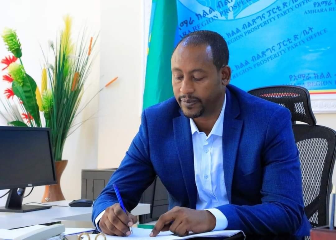 Akemeloo's tweet photo. Just in: Girma Yeshitila, head of the Amhara Prosperity Party Office, was assassinated in the Northern Shoa of the Amhara zone. Following the decision to disband the regional special forces and Fano militants in recent weeks, there have been explicit calls to target Girma. https://t.co/AuQ2HgQcSu
