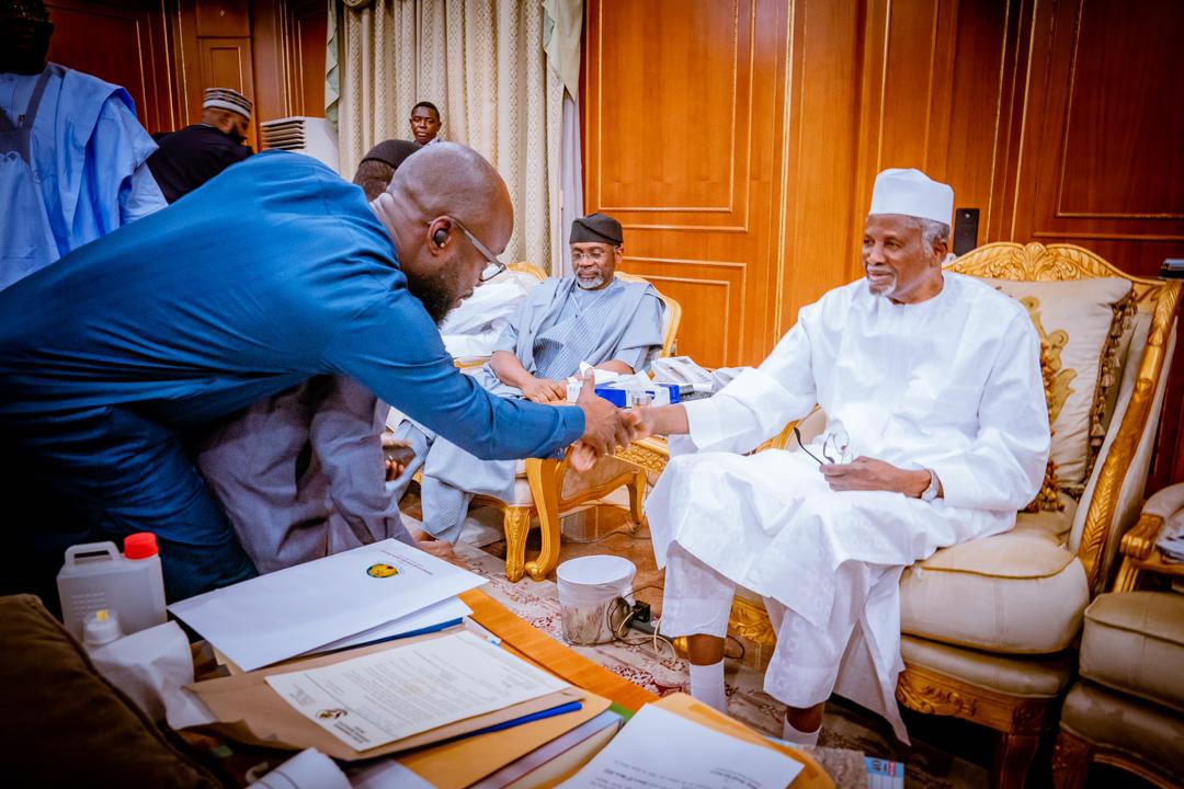 fbzzle's tweet photo. It was a rare privilege to meet and commiserate with such an extraordinary man may Allah strengthen and keep you sir. https://t.co/f03OIhTNgt