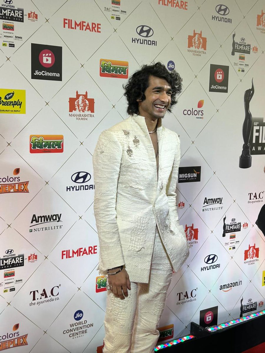 Colors_Cineplex's tweet photo. Everyone's singing - Meri Jaan, Meri Jaan, Meri Jaan ❤️🙈

@shantanum07 

#HyundaiFilmfareAwards2023 #FilmfareOnColorsCineplex https://t.co/mR7Z50D6IZ