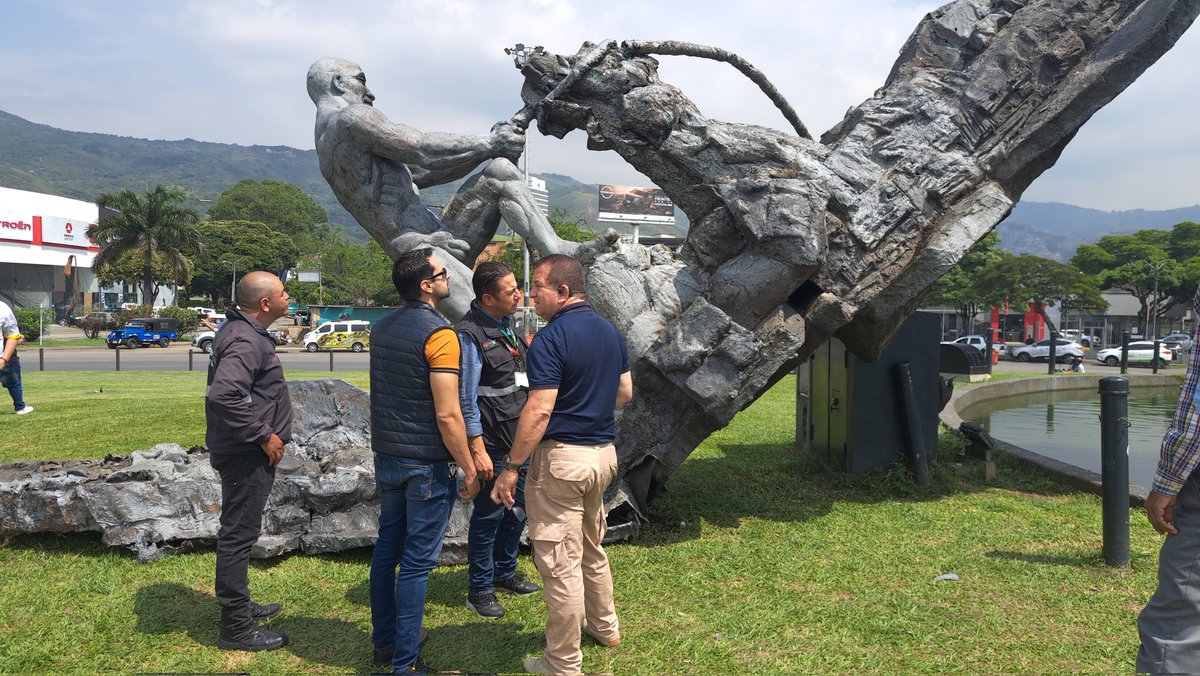 #AESTAHORA #ULTIMAHORA || Realizamos presencia desde la Subsecretaría de Inspección Vigilancia y Control ante la caída del Monumento a la Solidaridad para explorar las posibles causas de su fractura.