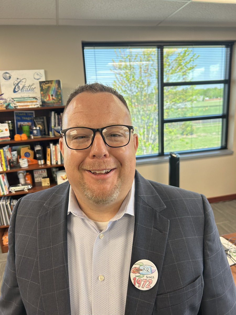YeagerBrent's tweet photo. Happy to celebrate with Rolling Ridge today! @olatheschools @RocketsRR https://t.co/pRFP8cldNC