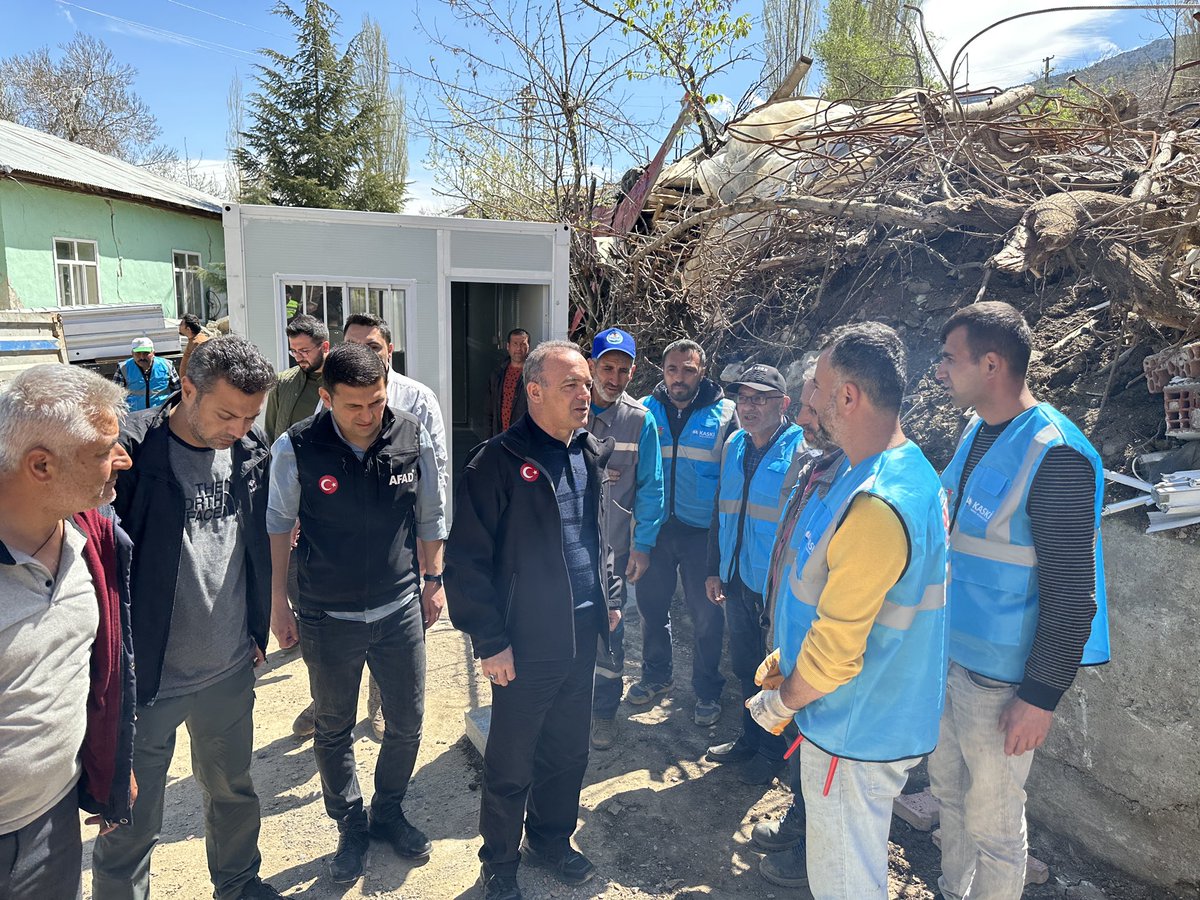 ArdahanValiligi's tweet photo. 📍 Kahramanmaraş/Göksun
Valimiz Sn. Hüseyin ÖNER, #Göksun #Ericek mahallesi kırsalında bir kısmı kurulan ve bir kısmınında kurulumu devam eden “Çin Tipi” Konteyner ev kurulum çalışmalarını inceleyerek çalışmalar hakkında bilgi aldı.
#ardahan #göksun @HuseyinOner29 https://t.co/nVmpWG2wig