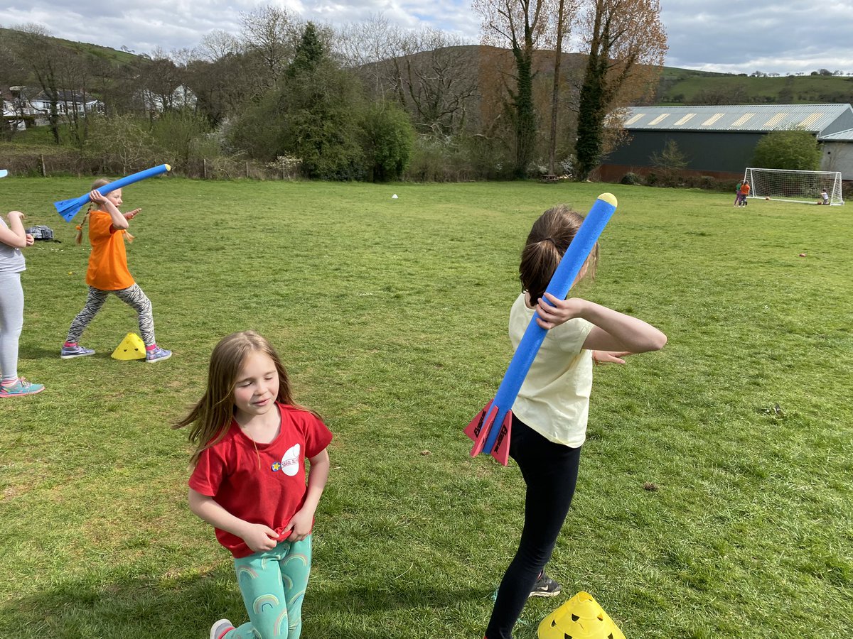BmoCoaching's tweet image. CLWB TALYBONT 😁

Busy start to our club at @YsgolTalybont ! We delivered our multi-sport boot camp which included hurdles, javelin, handball passing,  and a penalty shootout! We then played ATT v DEF which is a dodgeball / handball based game! 🤾🏼‍♀️ 

Da iawn pawb! 💯

#chwaraeon