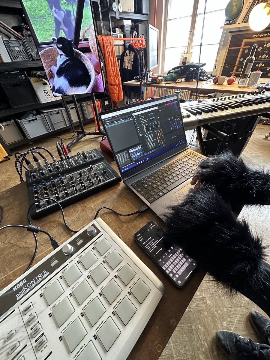 simon_deliver's tweet photo. Getting ready with new Band project @PankeGallery in Berlin ➠ #4x4 · Random Band Generator Showcase · Saturday, 29 April 2023 at 7 pm
https://t.co/HbcmPhbuYF

😼😼😼

Band: „Pet View“ with @EvanRoth_ https://t.co/OHO34TmYXI