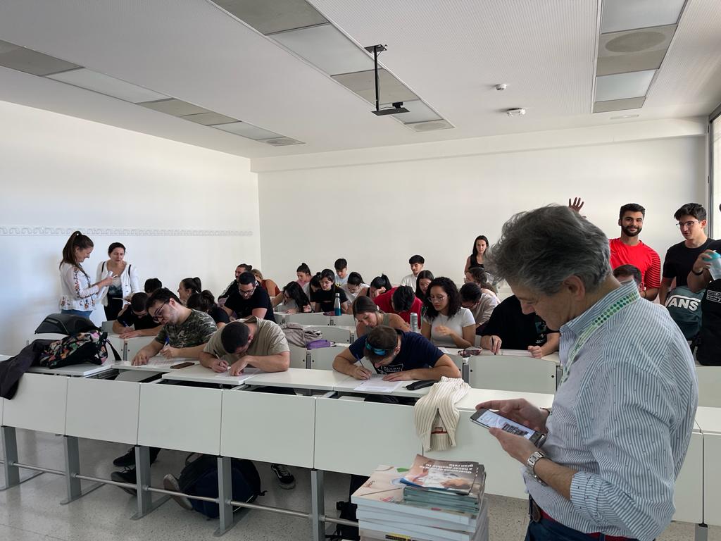 satsegranada's tweet photo. #SatseGranada desafiando las altas temperaturas de la ciudad en el día de hoy, visita a los estudiantes de la #UGR y les ofrece información sobre #empleo y #formacion relacionados con #Enfermería y #fisioterapia. https://t.co/tnjYpCaAif