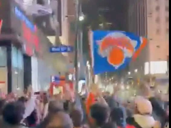 A Beautiful Sight: Knicks Fans Wents Wild In The Streets Of NYC, Chanting 'Fuck Phil Jackson' And Celebrated Their Asses Off barstoolsports.com/blog/3464966/a…