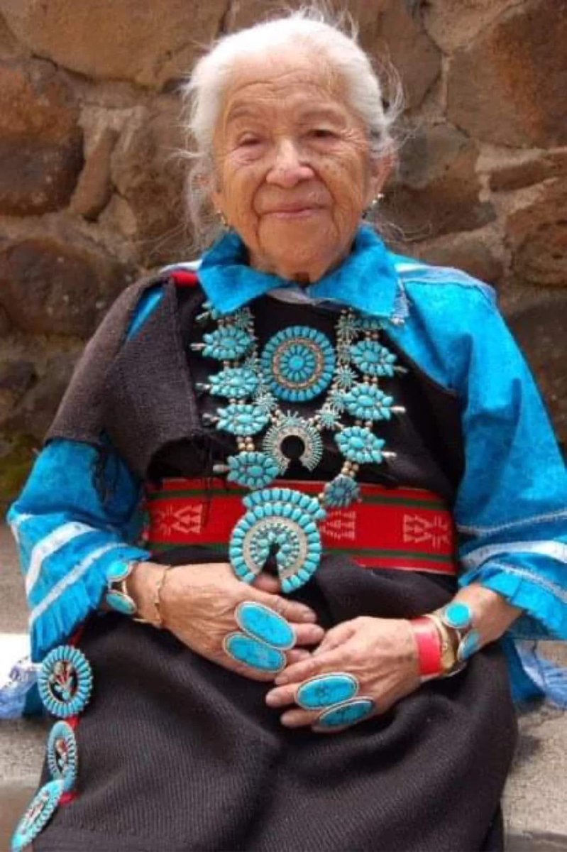 MonaLee41142040's tweet image. Golden Wisdom of the Day! 💛

“Grandma how do you deal with pain?"
"With your hands, dear. When you do it with your mind, the pain hardens even more."
“With your hands, grandma?"
"Yes, yes. Our hands are the antennas of our Soul. When you move them by sewing, cooking, painting,