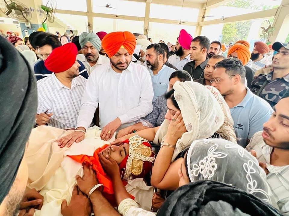 RozanaSpokesman's tweet photo. #Congress leader @RavneetBittu attends National Shooter #Ishpreet’s last rites 

#PunjabNews #Punjab #RavneetBittu https://t.co/fstYIDtV5x