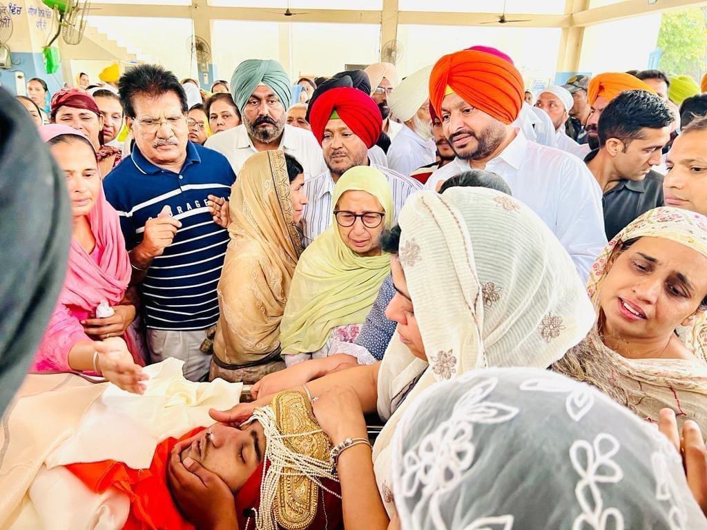 RozanaSpokesman's tweet photo. #Congress leader @RavneetBittu attends National Shooter #Ishpreet’s last rites 

#PunjabNews #Punjab #RavneetBittu https://t.co/fstYIDtV5x
