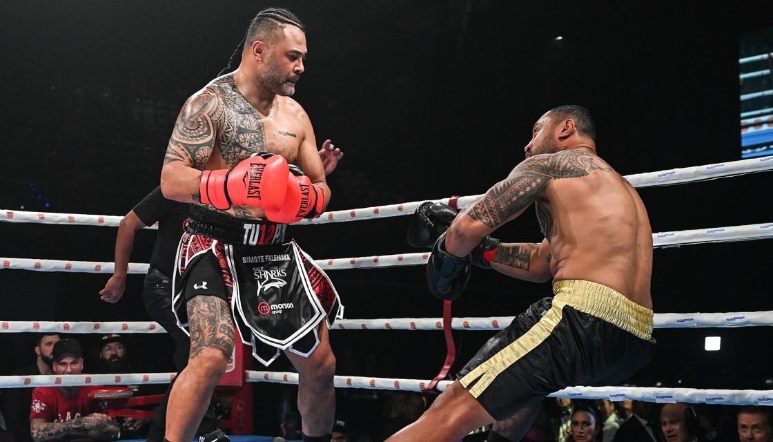 Rugby vs Union tied 1-1. Former @GoleToa Samoa Roy Asotasi KO'd in 10 seconds by former @AllBlacks, Sam 'hitman' Tuitupou (pictured) while former @NZWarriors Sione Faumuina beat former #NZ7s captain, DJ Forbes. Malo lava uso's!