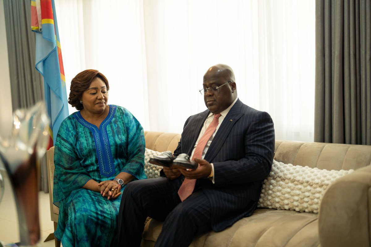 GM33639290's tweet image. La réponse en images...
#À_NOTER:
En communication et en journalisme, on appelle cela le &quot;#Body_Language&quot; ou le &quot;#Langage_Corporel en Français.
/7
👇🏿👇🏿👇🏿