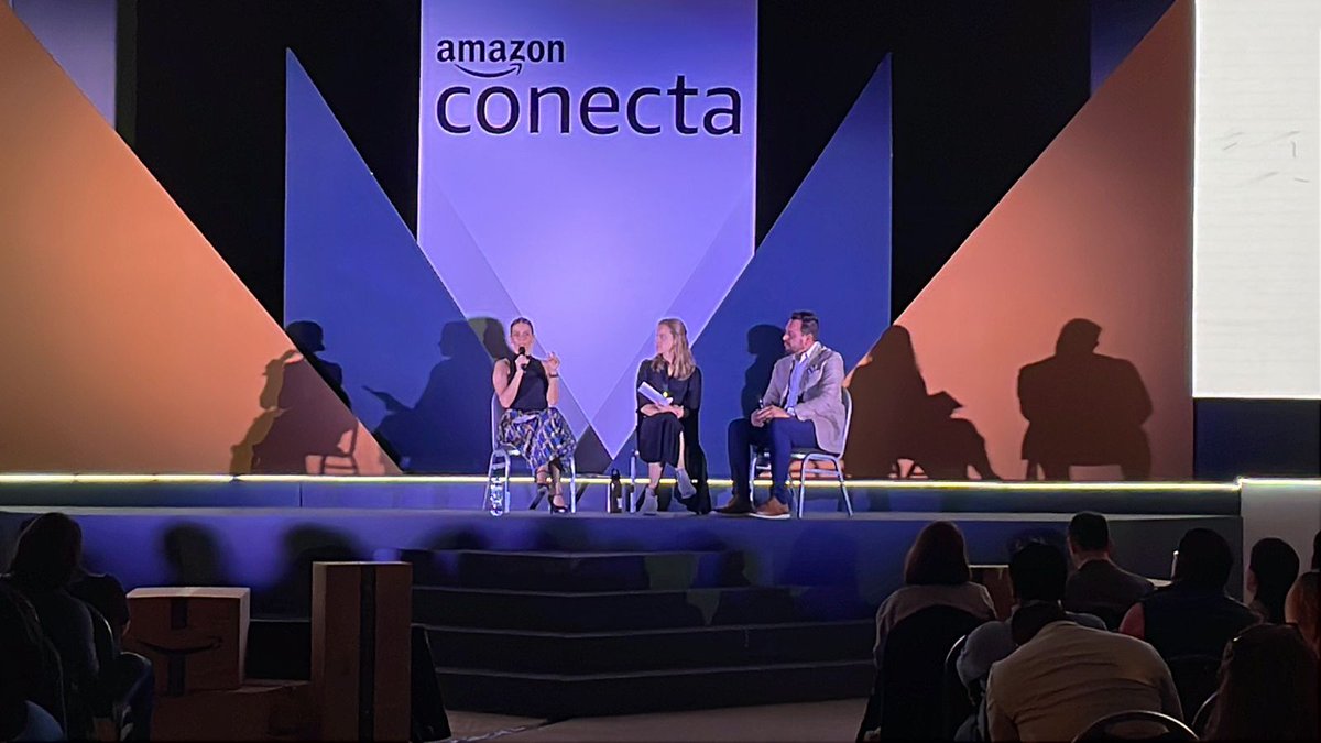 SEDEC_Tab's tweet image. #SEDECinforma | La SEDEC participó a través de la Subsecretaria @bustilloscarla en el panel de &quot;Gobierno Mexicano apoyando a las PyMEs&quot; en el evento #AMAZONConecta, donde se abordaron temas sobre los programas en economía digital, impulso al sureste y fortalecimiento de MiPyMEs.