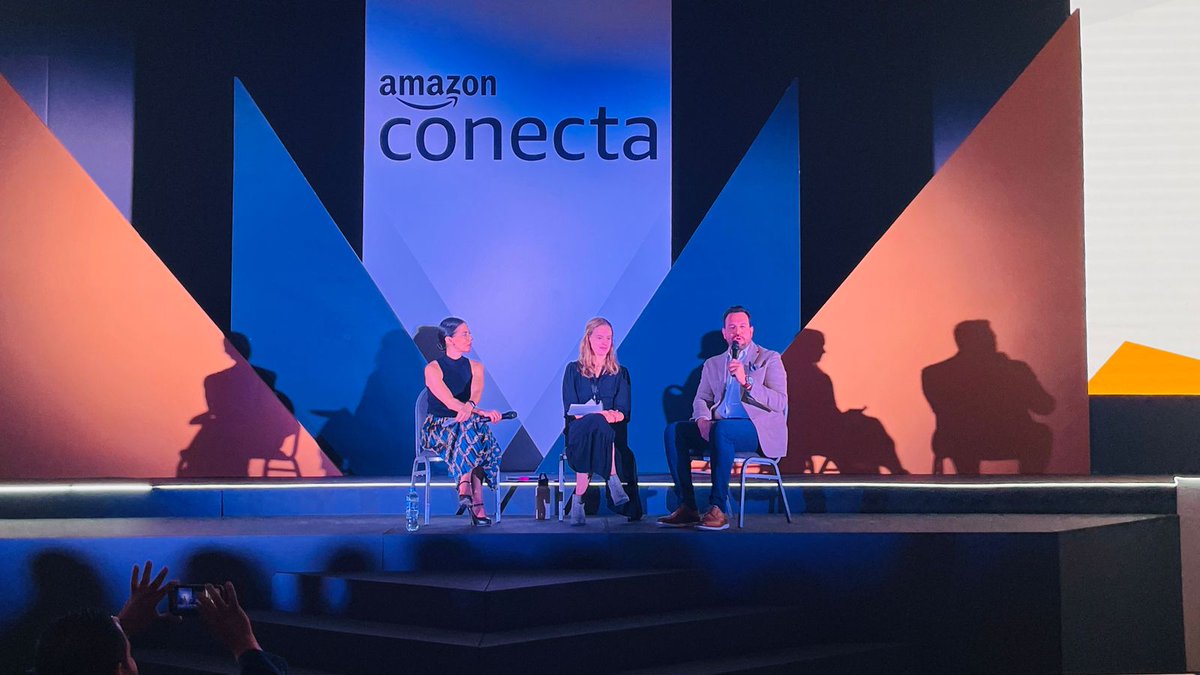 SEDEC_Tab's tweet image. #SEDECinforma | La SEDEC participó a través de la Subsecretaria @bustilloscarla en el panel de &quot;Gobierno Mexicano apoyando a las PyMEs&quot; en el evento #AMAZONConecta, donde se abordaron temas sobre los programas en economía digital, impulso al sureste y fortalecimiento de MiPyMEs.