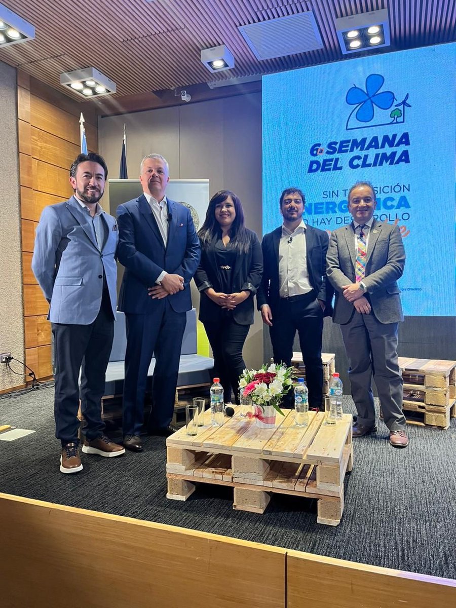 Leonardorodz's tweet photo. Interesante discusión hoy en la #6taSemanaDelClima. La transmisión de energía en la transición energética. (Proyectos, retos, nuevas tec, rol de academia)

Gracias ex ministro @claudiohuepe, a @Mrebolledointe1 de #ISAInterChile y @Javier_Tapia_C de Asociación Transmisoras de 🇨🇱 https://t.co/ZKOJ0Y0atP