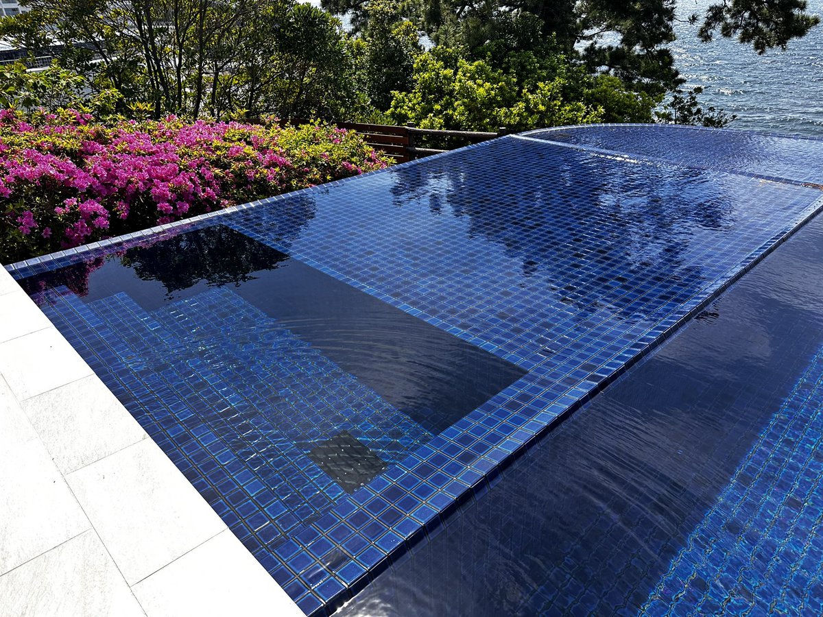 shintaku81's tweet photo. 和歌山白浜のホテルシーモアに来ました！

昨日オープンしたばかりの屋外温水プールインフィニティプールに  揚松 晴也さんのところのONESAUNAが設置！

#動作確認大事 #ONESAUNA #MAGLAB #インフィニティプール https://t.co/HbnAj6b9NU