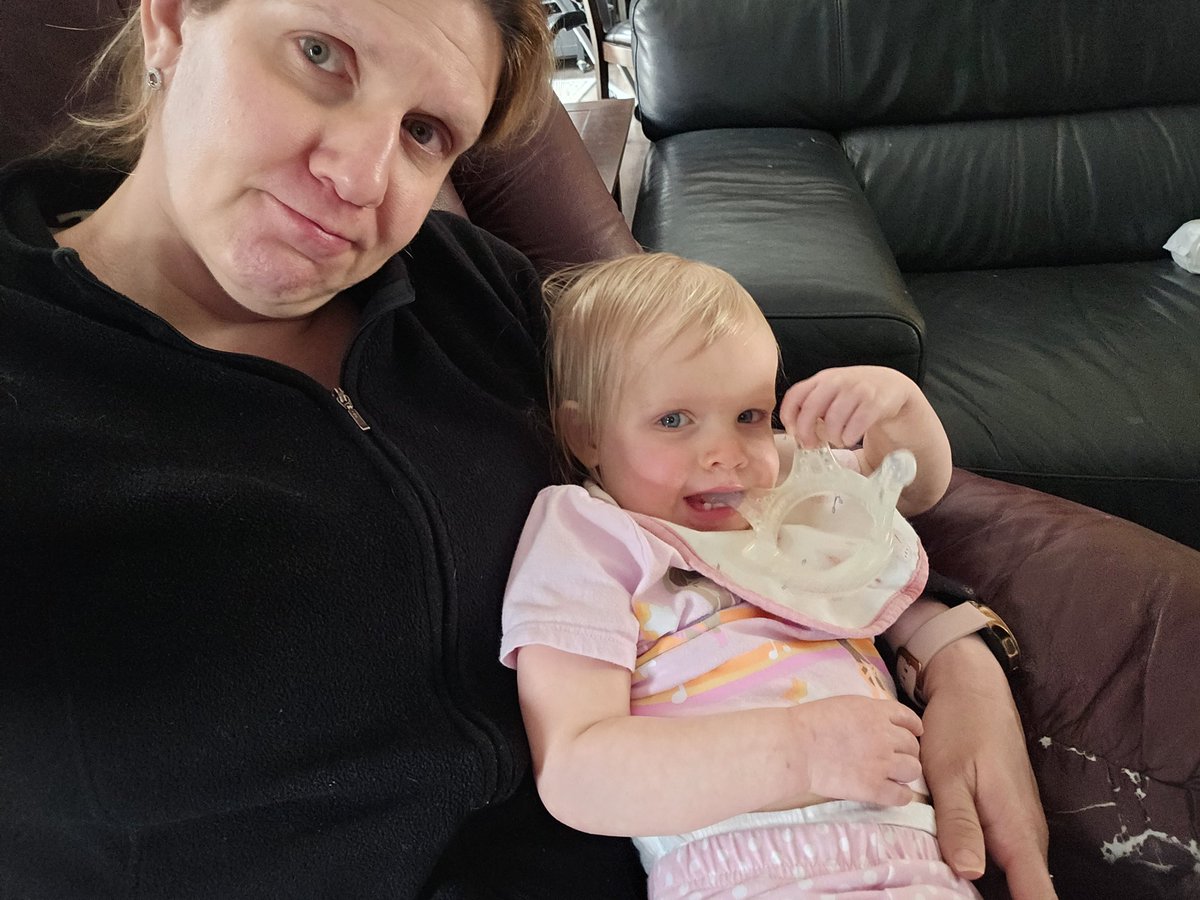 MetTaraHastings's tweet image. Took 21 months....someone has their first fever. Cuddles, mickey mouse and a popsicle
#firstfever #haleynoellevay