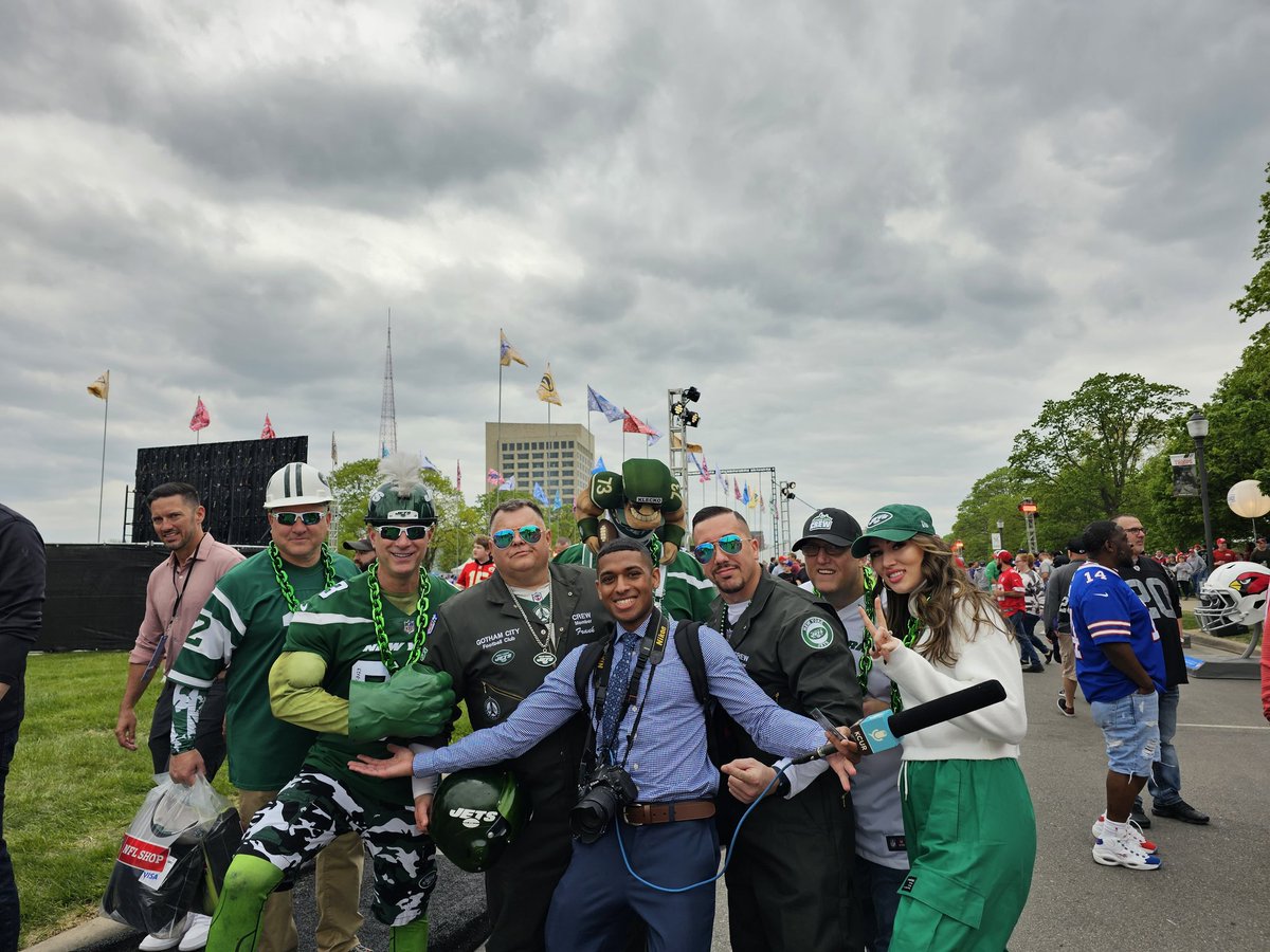 I found my family at the NFL Draft! Been so long since I was around so many Jets fans!  🟢⚪️ <a href="/nyjets/">New York Jets</a> #TakeFlight
