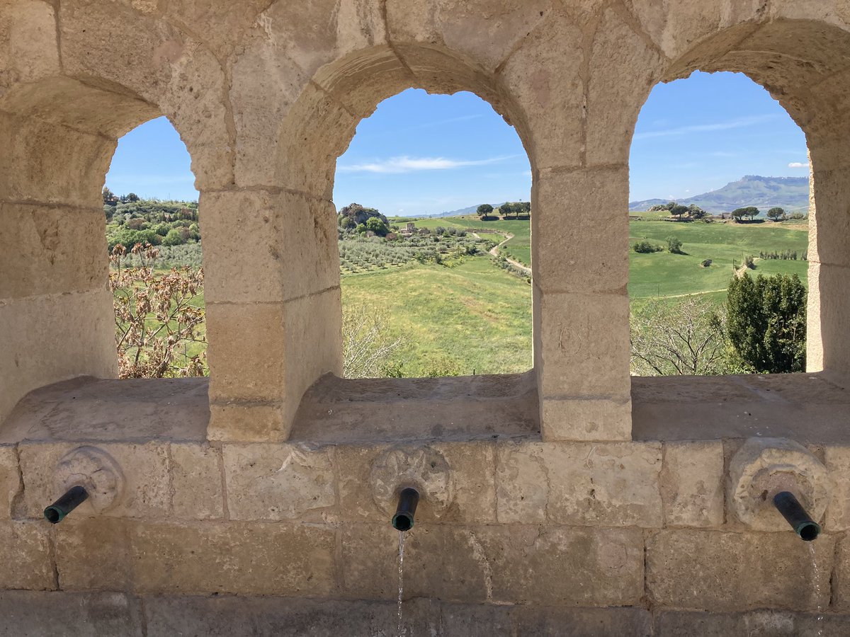aldelafontaine's tweet photo. Mon patronyme et moi-même avons été très touchés de faire connaissance avec cette magnifique fontaine du XVIIe siècle, dans le village de #Leonforte en #Sicile. Rarement vu une aussi belle #fontaine, où l’eau coule depuis 24 becs impeccablement alignés. https://t.co/3j3HYvatHo