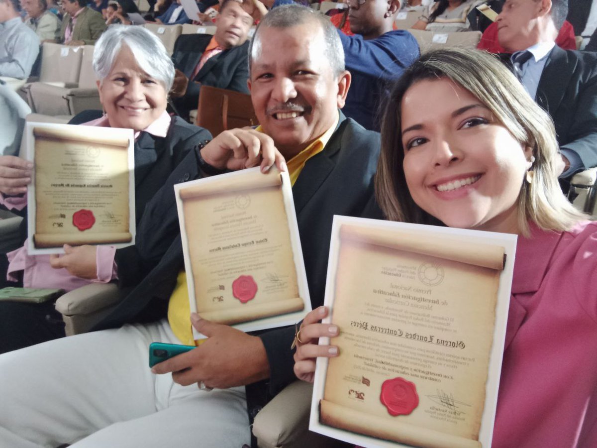 Edu_Caracas's tweet photo. Premio Nacional de Investigación Educativa: Graciela Rapisarda, Eleazar Castellanos y Glorena Contreras #Caracas por sus aportes a una educación libertaria, amorosa y transformadora. ¡En Caracas seguimos venciendo! @MPPEDUCACION @_LaAvanzadora @gracielamarilis @NicolasMaduro https://t.co/9kwIc0Rhnm