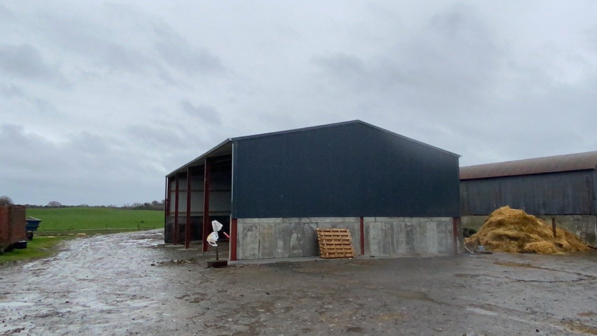 JamesScully1993's tweet photo. 63x35 foot A roof farm shed fabricated and erected recently. #jscullyengineering #farm #farmbuildings https://t.co/Tprt3wEixF