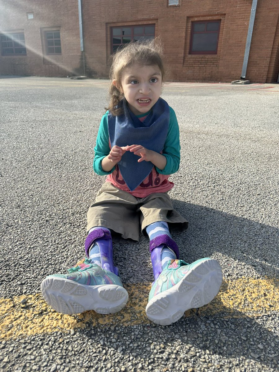 EdgewoodPT's tweet photo. Sometimes you just have to take a break and soak up some sunshine ☀️ @LBJelem @Miss_Alexfdz20 @EISDSpecial https://t.co/kiFnn237mO