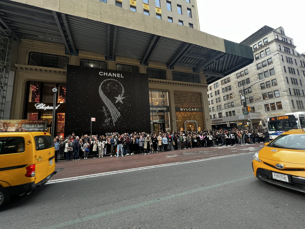 Apparently they’re shutting the whole fifth avenue off for Tiffany’s [jimin and bey]