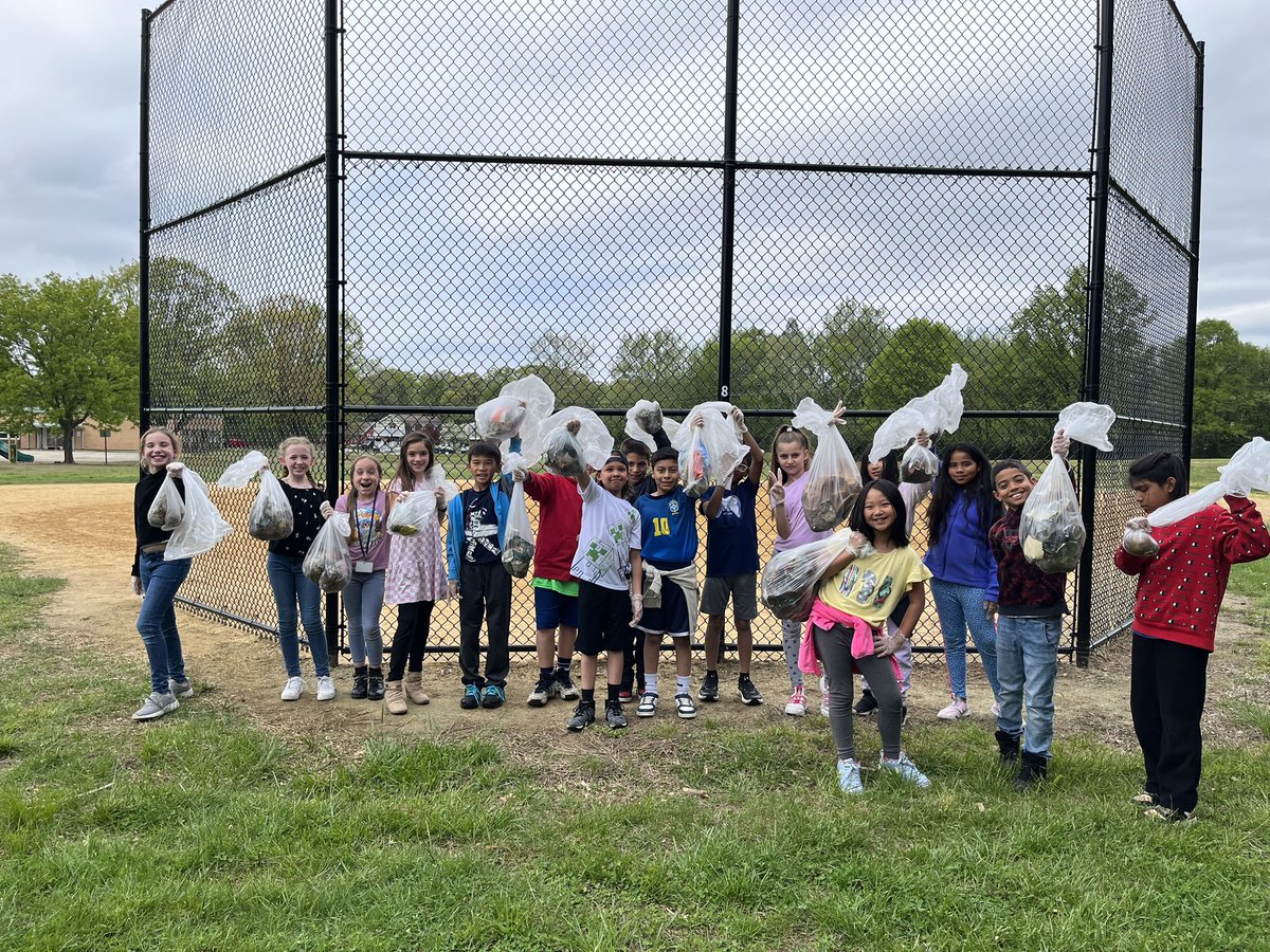 jenbutlervan's tweet photo. Belated Earth Day 2023 cleanup at Johnson! 🌎🗑️ #FindtheKind @JJESOwls https://t.co/Nsww7MWT1B