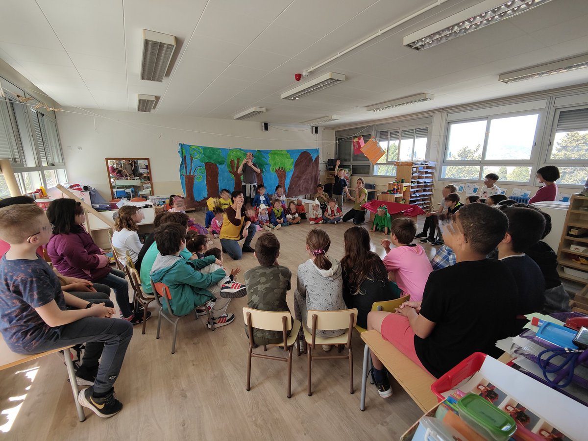 La classe Fènix (5è) ha gaudit d'una super obra de teatre feta per les seves parelles de confiança de la classe Panteres Negres (Infantil), i després han pogut gaudir d'una estona de joc tots plegats!  #escolaTresPins #aprenemjunts #parellesdeconfiança